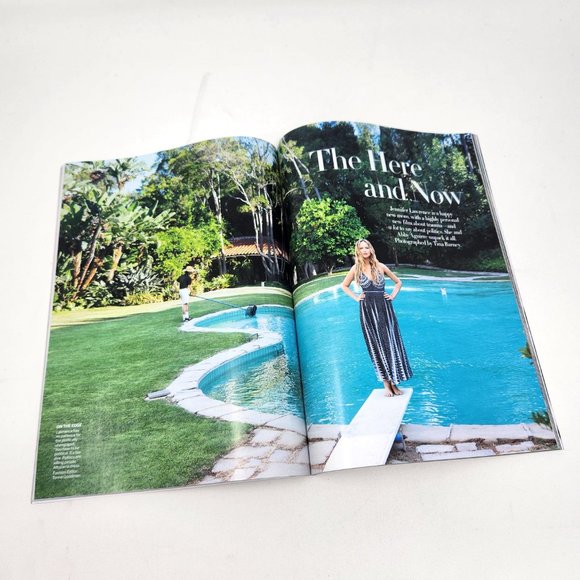 Vogue Magazine October 2022 Jennifer Lawrence Olena Zelenska Ukraine Marilyn - Picture 11 of 16